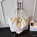 Grande borsa tote bianco crema con texture plissettata unica e sottili spalline chic - Bianco