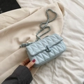 Petit sac à bandoulière matelassé bleu clair avec motif en V et chaîne élégante - Bleu