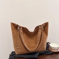 Retro-Shopper aus braunem Wildleder mit silbernen Nieten und großem Fassungsvermögen - Braun