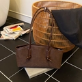 Dunkelbraune Schultertasche mit Webstruktur und Lederriemen in stilvollem Lifestyle-Design - Braun