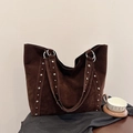 Dunkelbraune Wildleder-Tote-Bag mit silbernen Nieten und Herzring-Details - Braun