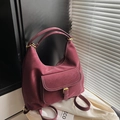 Dunkelrote Tote-Bag aus strukturiertem Leder mit Vintage-Goldschnalle und Fronttasche - Rot