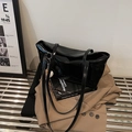 Sac cabas rétro en cuir verni noir avec charm baseball sur un costume marron - Avec Pendentif / Noir