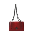 Bolso bandolera rojo con piel de serpiente, cadena de metal negro y cierre de rombo - Rojo Ladrillo