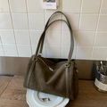 Detail der olivgrünen Boston-Tasche aus Wildleder mit Metallreißverschluss und Textur - Olivgrün