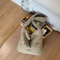 Borsa tote beige in pile orsetto con coulisse e fodera interna a scacchi - Cachi