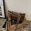 Sac cabas rétro en cuir verni marron foncé avec fines bretelles et finition brillante - Avec Pendentif / Marron