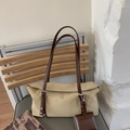 Minimalistische khakifarbene Leder-Einkaufstasche mit braunen Riemen und kleinem Beutel - Khaki