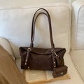 Minimalistische dunkelbraune Tote Bag aus Nubukleder mit Nieten und kleinem Beutel - Braun
