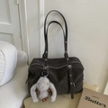 Dettaglio borsa tote in pelle marrone caffè con occhielli d'argento e ciondolo a coniglio - Con Ciondolo / Ebano