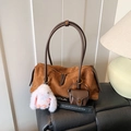 Braune Schultertasche aus Wildleder mit Plüschhasen-Anhänger und großem Volumen - Mit Anhänger / Braun