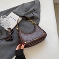 Sac demi-lune marron foncé en cuir froissé avec chaîne dorée et bandoulière amovible - café