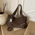 Borsa tote vintage in pelle scamosciata marrone con doppia zip e ciondolo a forma di orso - Marrone