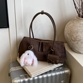 Dunkelbraune Wildleder Schultertasche mit Plüschhasen Anhänger und Doppelgriff - Mit Anhänger / Braun