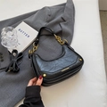 Sac hobo noir à texture plissée vintage avec détails de chaîne dorée élégante - Noir