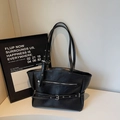 Minimalistische schwarze Leder-Tote-Bag mit silbernen Schnallen und Reißverschluss - Schwarz