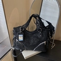 Borsa tote nera vintage in pelle opaca con cerniere laterali e ciondolo a forma di orso - Nero