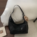 Dettaglio borsa hobo vintage in pelle nera con ciondolo a forma di orsetto di peluche - Con Ciondolo / Nero