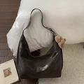 Borsa hobo in pelle martellata nera con ciondolo a forma di orsetto e ampia tracolla piatta - Con Ciondolo / Marrone