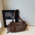 Dunkelbraune Tragetasche aus Leder mit Litschimuster und Retro-Kordelzug-Design - Kaffeebraun