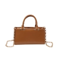 Borsa tote marrone minimalista con dettagli dorati e tracolla a catena su sfondo bianco - Cuoio