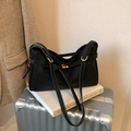 Minimalistische schwarze Einkaufstasche mit goldener Metallschnalle und Lederstruktur - Schwarz