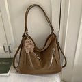 Grande borsa tote in pelle scamosciata marrone con cerniere e ciondolo a cucciolo - Con Ciondolo / Marrone