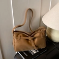 Minimalistische, hellbraune Tote-Tasche aus Kunstleder mit Zierschnalle und Schultergurt - Braun