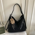 Grande borsa hobo nera opaca con cerniere argentate e un ciondolo a forma di orso - Con Ciondolo / Nero