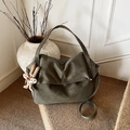 Grande borsa tote retrò verde oliva in pelle opaca con tracolla regolabile e ciondolo decorativo - Con Ciondolo / Verde
