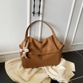 Borsa hobo vintage marrone in similpelle con ciondolo a coniglietto e tracolla larga - Con Ciondolo / Marrone