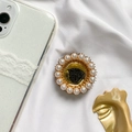 Runder Glitzer-Handyhalter mit weißen Perlen und goldenem Metallsockel auf Stoff - Glitzer Drip Glue Perle Gold