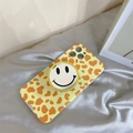Geel telefoonhoesje met koeienprint en functionele zwart-witte smiley pop-socket houder - Spiegelhouder-Gele Rand Gezicht-Zilver