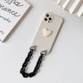 Cremefarbene iPhone-Hülle mit 3D-Herzrelief und markantem schwarzem Kettengriff - Off-White (mit 3D-Herz + schwarzer Kette) / iPhone 13 Pro