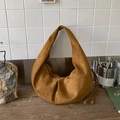 Borsa a spalla a mezzaluna in camoscio marrone con dettagli plissettati e stile retrò - Marrone