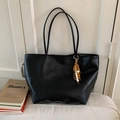 Dettaglio della borsa tote nera con doppi manici e ciondolo con nappa in legno etnico - Con Ciondolo in Grani di Legno / Nero