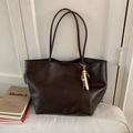 Dettaglio borsa tote marrone scuro con texture in pelle e ciondoli in perline boho - Con Ciondolo in Grani di Legno / Marrone