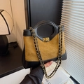 Borsa a tracolla trapuntata in giallo zenzero e nero con catena e chiusura oro - Grande / Marrone