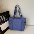 Borsa tote trapuntata blu nebbia con motivo a rombi e pratica tasca laterale con zip - Blu