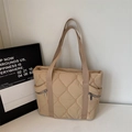 Borsa tote trapuntata beige con motivo a rombi e cerniera in metallo sul lato - Cachi