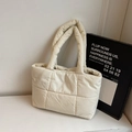 Sac fourre-tout matelassé blanc cassé en tissu doux avec de grands motifs de couture - Blanc