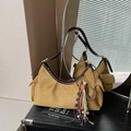 Borsa tote in velluto kaki con finiture in pelle marrone e nappa in stile etnico - Con Ciondolo / Cammello
