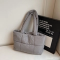 Borsa tote trapuntata grigia con cuciture a rombi per la moda invernale da donna - Grigio
