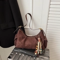 Borsa hobo in pelle scamosciata marrone scuro con tasche laterali e nappina boho colorata - Con Ciondolo / Marrone
