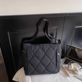 Elegante borsa a tracolla imbottita nera trapuntata con ampia tracolla regolabile - Nero