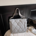 Borsa tote trapuntata grigia con tracolla regolabile per un uso quotidiano casual - Grigio