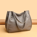 Grande borsa a tracolla grigia in ecopelle con ciondolo M e trama a grana - Grigio / Taglia unica