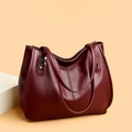 Borsa tote bordeaux in ecopelle di grande capacità con chiusura a M argentata vista a 45 gradi - Rosso / Taglia unica