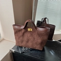 Bolso tote retro de ante marrón oscuro con acolchado de diamantes y cierre dorado - Marrón