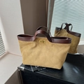 Bolso tote de ante acolchado caqui con asas de cuero marrón y cierre de metal dorado - Beige Duna